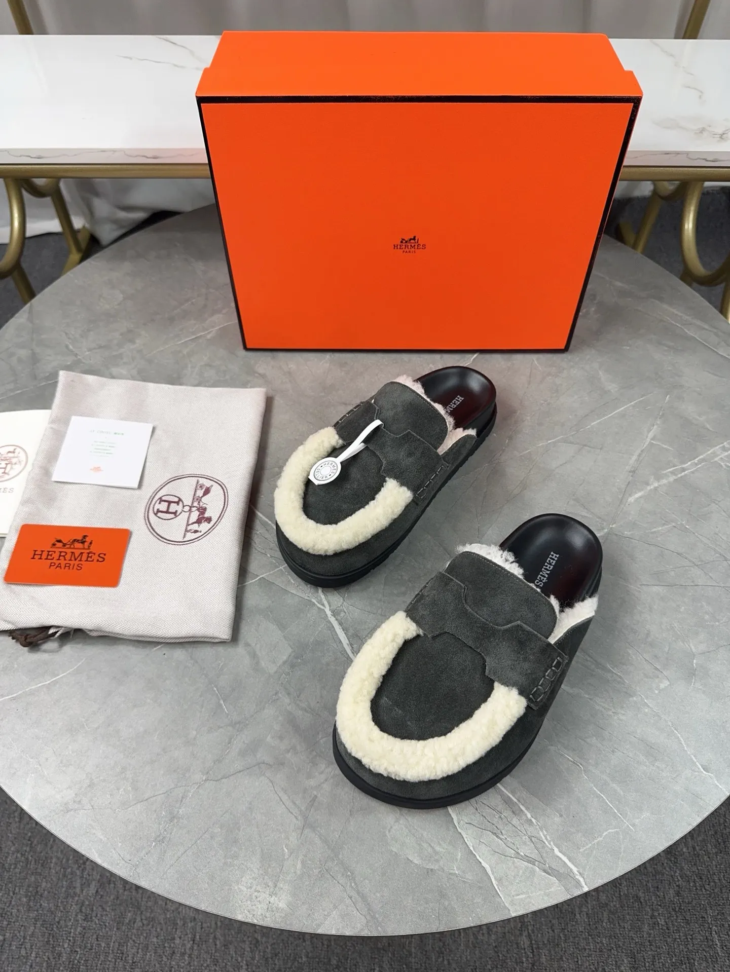 p460🐮🐮HERMES Birkenstock Mules🍬 Spring and summer really need versatile slippers. They have a casual and high-end feel, and the comfort is also great. The large toe design adds a playful feel, and the slip-on design is convenient and practical to wear. 🌷Upper: original high mercerized cow velvet 🌷Inner lining: wool 🌷Outsole: original TPU water platform + rubber film combination 🌷Number of sizes: women's size 35-40 (40-41 -42 is not returnable) men's size: 38-45 (45 is not returnable)